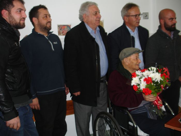 &Eta; &Epsilon;&Kappa;&Alpha; &tau;&iota;&mu;ά &tau;&omicron;&nu; &Chi;&rho;ί&sigma;&tau;&omicron; &Kappa;&omicron;&upsilon;&rho;&tau;&epsilon;&lambda;&lambda;ά&rho;&eta;