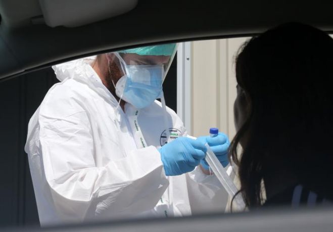 &Kappa;&omicron;&rho;&omega;&nu;&omicron;ϊό&sigmaf;: &Delta;ύ&omicron; &pi;&epsilon;&rho;&iota;&sigma;&tau;&alpha;&tau;&iota;&kappa;ά &alpha;&pi;ό έ&lambda;&epsilon;&gamma;&chi;&omicron; &epsilon;&pi;&iota;&beta;&alpha;&tau;ώ&nu; &kappa;&alpha;&iota; &epsilon;&pi;&alpha;&nu;&alpha;&pi;&alpha;&tau;&rho;&iota;&sigma;&theta;έ&nu;&tau;&omega;&nu;