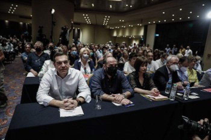 &Sigma;&Upsilon;&Rho;&Iota;&Zeta;&Alpha; &kappa;&alpha;&iota; &beta;ά&theta;&epsilon;&mu;&alpha; &tau;&eta;&sigmaf; &epsilon;&lambda;&lambda;&eta;&nu;&iota;&kappa;ή&sigmaf; &epsilon;&mu;&pi;&lambda;&omicron;&kappa;ή&sigmaf; &sigma;&tau;&omicron;&nu; &iota;&mu;&pi;&epsilon;&rho;&iota;&alpha;&lambda;&iota;&sigma;&tau;&iota;&kappa;ό &pi;ό&lambda;&epsilon;&mu;&omicron;: &laquo;&Alpha;ϋ&pi;&nu;ί&epsilon;&sigmaf;&raquo;, &nu;&alpha;&nu;&omicron;&upsilon;&rho;ί&sigma;&mu;&alpha;&tau;&alpha; &kappa;&alpha;&iota; &lambda;&omicron;&iota;&pi;ά &pi;&alpha;&rho;&alpha;&mu;ύ&theta;&iota;&alpha;...