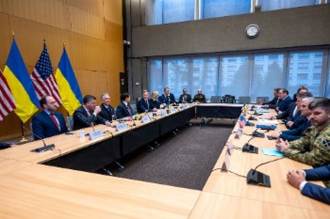 &Pi;ό&lambda;&epsilon;&mu;&omicron;&sigmaf; &sigma;&tau;&eta;&nu; &Omicron;&upsilon;&kappa;&rho;&alpha;&nu;ί&alpha;: &Sigma;&chi;έ&delta;&iota;&alpha; &laquo;&epsilon;&iota;&rho;ή&nu;&eta;&sigmaf;&raquo; &pi;&omicron;&upsilon; &pi;&rho;&omicron;&delta;&iota;&alpha;&gamma;&rho;ά&phi;&omicron;&upsilon;&nu; &tau;&omicron;&nu; &epsilon;&pi;ό&mu;&epsilon;&nu;&omicron; &pi;ό&lambda;&epsilon;&mu;&omicron; &sigma;&tau;&eta;&nu; &Epsilon;&upsilon;&rho;ώ&pi;&eta;