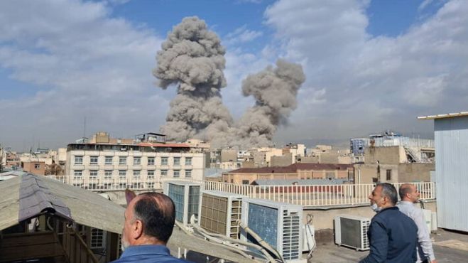 &Omicron;&iota; &Eta;&Pi;&Alpha; &delta;&iota;&epsilon;&xi;ά&gamma;&omicron;&upsilon;&nu; &laquo;&mu;&epsilon;&gamma;ά&lambda;&omicron; &pi;ό&lambda;&epsilon;&mu;&omicron;&raquo; &epsilon;&nu;&alpha;&nu;&tau;ί&omicron;&nu; &tau;&omicron;&upsilon; &Iota;&rho;ά&nu;