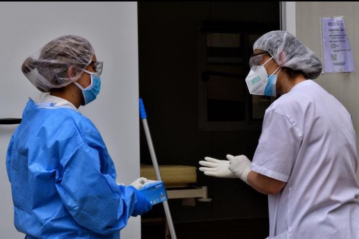 &Epsilon;&lambda;&lambda;ά&delta;&alpha;: &Sigma;&tau;&omicron;&upsilon;&sigmaf; 73 &omicron;&iota; &nu;&epsilon;&kappa;&rho;&omicron;ί &alpha;&pi;ό &kappa;&omicron;&rho;&omega;&nu;&omicron;ϊό - 1.735 &tau;&alpha; &kappa;&rho;&omicron;ύ&sigma;&mu;&alpha;&tau;&alpha;