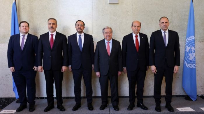 &Mu;&epsilon; &iota;&mu;&pi;&epsilon;&rho;&iota;&alpha;&lambda;&iota;&sigma;&tau;&iota;&kappa;ό &pi;&rho;ό&sigma;&eta;&mu;&omicron; &eta; &laquo;ά&tau;&upsilon;&pi;&eta;&raquo; &Pi;&epsilon;&nu;&tau;&alpha;&mu;&epsilon;&rho;ή&sigmaf; &Delta;&iota;ά&sigma;&kappa;&epsilon;&psi;&eta; &gamma;&iota;&alpha; &tau;&omicron; &Kappa;&upsilon;&pi;&rho;&iota;&alpha;&kappa;ό*