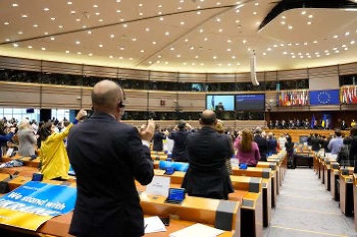 &Sigma;&kappa;&eta;&nu;&omicron;&theta;&epsilon;&tau;ώ&nu;&tau;&alpha;&sigmaf; &tau;&eta;&nu; &epsilon;&upsilon;&rho;&omega;&alpha;&tau;&lambda;&alpha;&nu;&tau;&iota;&kappa;ή &mu;&omicron;&nu;&omicron;&phi;&omega;&nu;ί&alpha;...