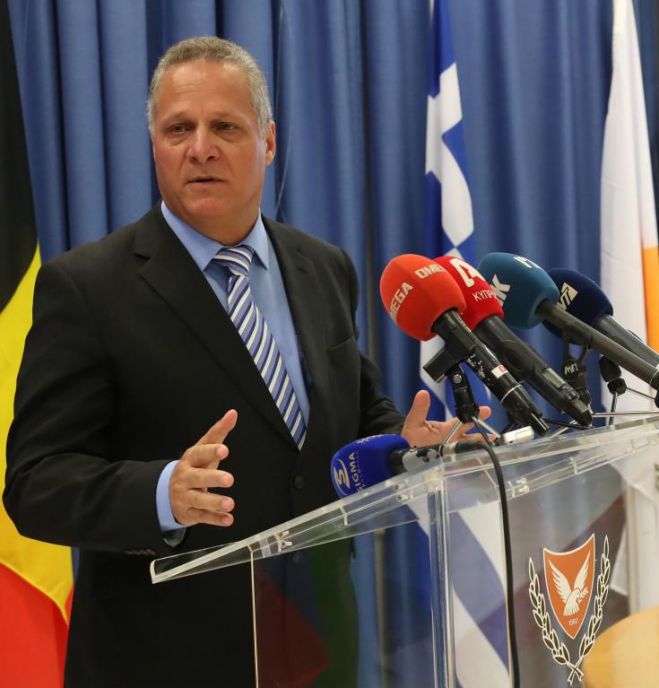 &Sigma;&tau;&alpha; &chi;έ&rho;&iota;&alpha; &tau;&omicron;&upsilon; &upsilon;&pi;&omicron;&upsilon;&rho;&gamma;&omicron;ύ &Pi;&alpha;&iota;&delta;&epsilon;ί&alpha;&sigmaf; &tau;&omicron; &pi;ό&rho;&iota;&sigma;&mu;&alpha; &gamma;&iota;&alpha; &tau;&omicron; &pi;&epsilon;&rho;&iota;&sigma;&tau;&alpha;&tau;&iota;&kappa;ό &mu;&epsilon; &tau;&eta;&nu; &mu;&alpha;&nu;&tau;ί&lambda;&alpha;