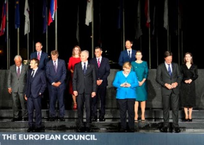 &Epsilon;&upsilon;&rho;&omega;&pi;&alpha;ϊ&kappa;ή Έ&nu;&omega;&sigma;&eta;: Έ&nu;&tau;&omicron;&nu;&eta; &delta;&iota;&alpha;&pi;ά&lambda;&eta; &gamma;ύ&rho;&omega; &alpha;&pi;ό &tau;&eta; &laquo;&sigma;&tau;&rho;&alpha;&tau;&eta;&gamma;&iota;&kappa;ή &alpha;&upsilon;&tau;&omicron;&nu;&omicron;&mu;ί&alpha;&raquo; &kappa;&alpha;&iota; &tau;&iota;&sigmaf; &laquo;&kappa;&rho;ί&sigma;&iota;&mu;&epsilon;&sigmaf; &epsilon;&xi;&alpha;&rho;&tau;ή&sigma;&epsilon;&iota;&sigmaf;