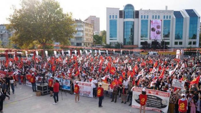 &Kappa;&omicron;&mu;&mu;&omicron;&upsilon;&nu;&sigma;&tau;&iota;&kappa;ό &Kappa;ό&mu;&mu;&alpha; &Tau;&omicron;&upsilon;&rho;&kappa;ί&alpha;&sigmaf;: &Mu;&alpha;&zeta;&iota;&kappa;ή &sigma;&upsilon;&gamma;&kappa;έ&nu;&tau;&rho;&omega;&sigma;&eta; &gamma;&iota;&alpha; &tau;&alpha; 101 &chi;&rho;ό&nu;&iota;&alpha; &alpha;&pi;ό &tau;&eta;&nu; ί&delta;&rho;&upsilon;&sigma;ή &tau;&omicron;&upsilon;