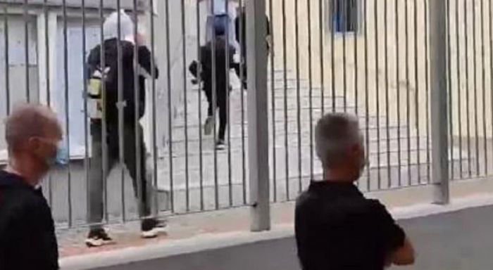 &Sigma;&upsilon;&gamma;&kappa;&lambda;&omicron;&nu;&iota;&sigma;&tau;&iota;&kappa;ή &mu;&alpha;&rho;&tau;&upsilon;&rho;ί&alpha; &mu;&eta;&tau;έ&rho;&alpha;&sigmaf; &mu;&alpha;&theta;ή&tau;&rho;&iota;&alpha;&sigmaf; &pi;&omicron;&upsilon; &delta;έ&chi;&theta;&eta;&kappa;&epsilon; &epsilon;&pi;ί&theta;&epsilon;&sigma;&eta; &tau;&omega;&nu; &phi;&alpha;&sigma;&iota;&sigma;&tau;&iota;&kappa;ώ&nu; &omicron;&mu;ά&delta;&omega;&nu; (video)