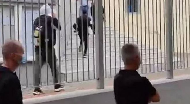 &Sigma;&upsilon;&gamma;&kappa;&lambda;&omicron;&nu;&iota;&sigma;&tau;&iota;&kappa;ή &mu;&alpha;&rho;&tau;&upsilon;&rho;ί&alpha; &mu;&eta;&tau;έ&rho;&alpha;&sigmaf; &mu;&alpha;&theta;ή&tau;&rho;&iota;&alpha;&sigmaf; &pi;&omicron;&upsilon; &delta;έ&chi;&theta;&eta;&kappa;&epsilon; &epsilon;&pi;ί&theta;&epsilon;&sigma;&eta; &tau;&omega;&nu; &phi;&alpha;&sigma;&iota;&sigma;&tau;&iota;&kappa;ώ&nu; &omicron;&mu;ά&delta;&omega;&nu; (video)