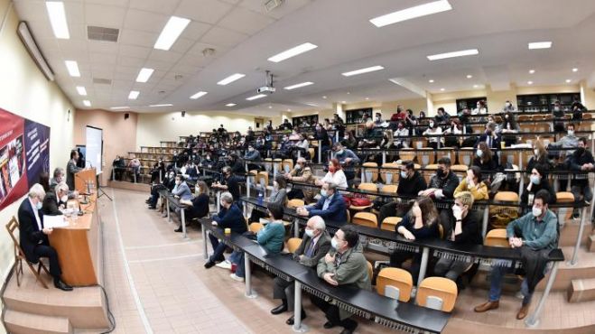&laquo;&Eta; &delta;ί&kappa;&eta; &tau;&eta;&sigmaf; &Chi;&rho;&upsilon;&sigma;ή&sigmaf; &Alpha;&upsilon;&gamma;ή&sigmaf;, έ&nu;&alpha;&sigmaf; &chi;&rho;ό&nu;&omicron;&sigmaf; &mu;&epsilon;&tau;ά. &Pi;&omicron;&iota;&omicron;&sigmaf; &epsilon;ί&nu;&alpha;&iota; &omicron; &pi;&rho;&alpha;&gamma;&mu;&alpha;&tau;&iota;&kappa;ό&sigmaf; &kappa;&alpha;&iota; &pi;&omicron;&iota;&omicron;&sigmaf; &omicron; &kappa;ά&lambda;&pi;&iota;&kappa;&omicron;&sigmaf; &alpha;&nu;&tau;ί&pi;&alpha;&lambda;&omicron;&sigmaf; &tau;&omicron;&upsilon; &phi;&alpha;&sigma;&iota;&sigma;&mu;&omicron;ύ&raquo;
