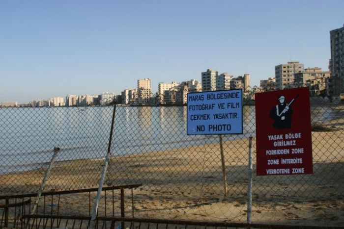 &Chi;&omega;&rho;ί&sigmaf; &epsilon;&pi;&epsilon;&iota;&sigma;ό&delta;&iota;&alpha;, &alpha;&lambda;&lambda;ά &mu;&epsilon; έ&nu;&tau;&alpha;&sigma;&eta;, &eta; &epsilon;&pi;ί&sigma;&kappa;&epsilon;&psi;&eta; &Epsilon;&upsilon;&rho;&omega;&beta;&omicron;&upsilon;&lambda;&epsilon;&upsilon;&tau;ώ&nu; &sigma;&tau;&eta;&nu; &Alpha;&mu;&mu;ό&chi;&omega;&sigma;&tau;&omicron;