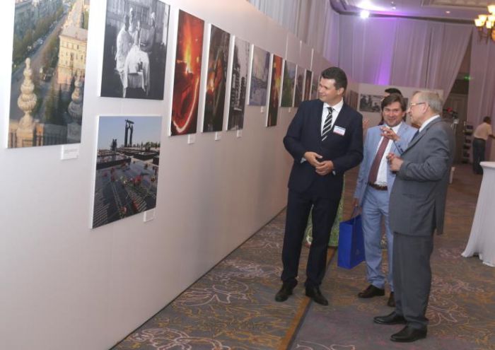 &Sigma;&tau;&eta;&nu; &Kappa;ύ&pi;&rho;&omicron; &eta; έ&kappa;&theta;&epsilon;&sigma;&eta; &phi;&omega;&tau;&omicron;&gamma;&rho;&alpha;&phi;ί&alpha;&sigmaf; &mu;&epsilon; &tau;ί&tau;&lambda;&omicron; &laquo;Steel Heart of Russia&raquo;