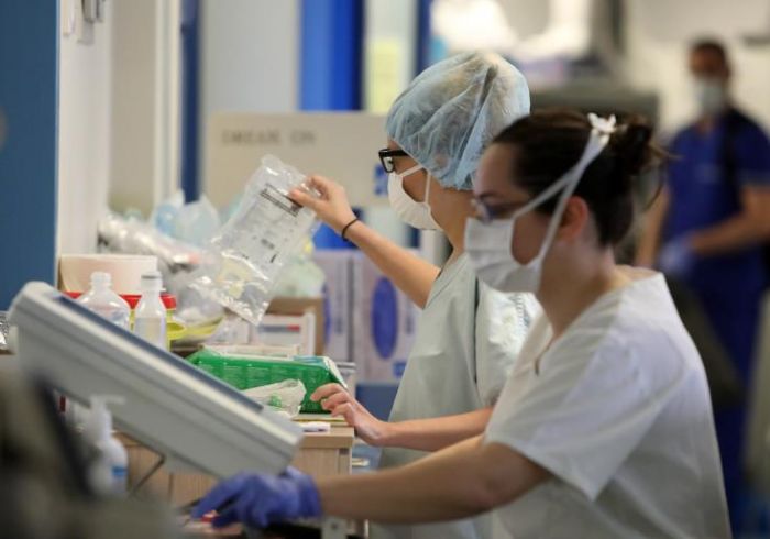 &Kappa;ύ&pi;&rho;&omicron;&sigmaf;: &Tau;έ&sigma;&sigma;&epsilon;&rho;&iota;&sigmaf; &theta;ά&nu;&alpha;&tau;&omicron;&iota; &kappa;&alpha;&iota; 165 &nu;έ&alpha; &pi;&epsilon;&rho;&iota;&sigma;&tau;&alpha;&tau;&iota;&kappa;ά &kappa;&omicron;&rho;&omega;&nu;&omicron;ϊ&omicron;ύ &alpha;&nu;&alpha;&kappa;&omicron;&iota;&nu;ώ&theta;&eta;&kappa;&alpha;&nu; &sigma;ή&mu;&epsilon;&rho;&alpha;