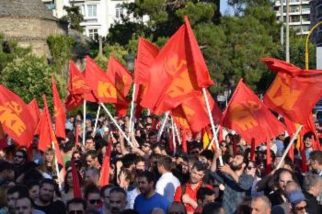 &laquo;&Omicron; &omicron;&rho;ί&zeta;&omicron;&nu;&tau;&alpha;&sigmaf; &sigma;&kappa;&omicron;&tau;&epsilon;ί&nu;&iota;&alpha;&sigma;&epsilon;... &raquo;. &Kappa;&iota; &epsilon;&mu;&epsilon;ί&sigmaf; &tau;&iota; &pi;&rho;έ&pi;&epsilon;&iota; &nu;&alpha; &kappa;ά&nu;&omicron;&upsilon;&mu;&epsilon;;