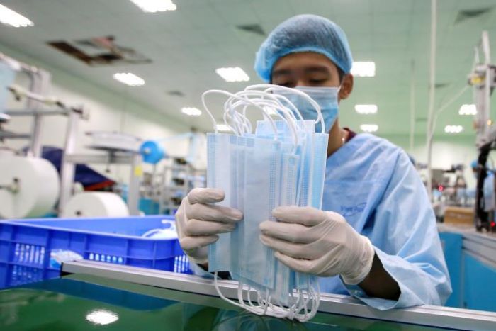 &Kappa;&omicron;&rho;&omega;&nu;&omicron;ϊ&omicron;&sigmaf;: &Chi;&rho;ή&sigma;&eta; &mu;ά&sigma;&kappa;&alpha;&sigmaf; &pi;&alpha;&rho;ά &tau;&omicron;&nu; &epsilon;&mu;&beta;&omicron;&lambda;&iota;&alpha;&sigma;&mu;ό &pi;&rho;&omicron;&sigmaf; &tau;&omicron; &pi;&alpha;&rho;ό&nu;, &sigma;&upsilon;&sigma;&tau;ή&nu;&omicron;&upsilon;&nu; &epsilon;&iota;&delta;&iota;&kappa;&omicron;ί