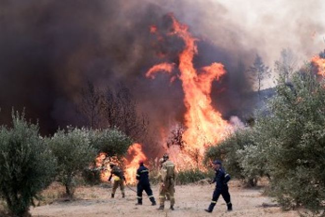 &Epsilon;&lambda;&lambda;ά&delta;&alpha;: &Epsilon;&delta;ώ &omicron; &kappa;ό&sigma;&mu;&omicron;&sigmaf; &kappa;&alpha;ί&gamma;&epsilon;&tau;&alpha;&iota; &kappa;&alpha;&iota; &eta; &kappa;&upsilon;&beta;έ&rho;&nu;&eta;&sigma;&eta; &lambda;έ&epsilon;&iota;... &laquo;&kappa;ά&nu;&omicron;&upsilon;&mu;&epsilon; &tau;&omicron; &kappa;&alpha;&lambda;ύ&tau;&epsilon;&rho;&omicron;&raquo;