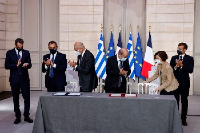 &Sigma;&tau;&rho;&alpha;&tau;&eta;&gamma;&iota;&kappa;ή &epsilon;&tau;&alpha;&iota;&rho;&iota;&kappa;ή &sigma;&chi;έ&sigma;&eta; &Epsilon;&lambda;&lambda;ά&delta;&alpha;&sigmaf; - &Gamma;&alpha;&lambda;&lambda;ί&alpha;&sigmaf;: &Kappa;&rho;ί&kappa;&omicron;&sigmaf; &sigma;&tau;&eta;&nu; &alpha;&lambda;&upsilon;&sigma;ί&delta;&alpha; &tau;&eta;&sigmaf; &iota;&mu;&pi;&epsilon;&rho;&iota;&alpha;&lambda;&iota;&sigma;&tau;&iota;&kappa;ή&sigmaf; &epsilon;&mu;&pi;&lambda;&omicron;&kappa;ή&sigmaf; &pi;&omicron;&upsilon; &alpha;&pi;&epsilon;&iota;&lambda;&epsilon;ί &tau;&omicron;&nu; &lambda;&alpha;ό