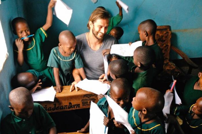 &Tau;έ&sigma;&sigma;&epsilon;&rho;&iota;&sigmaf; &Kappa;ύ&pi;&rho;&iota;&omicron;&iota; &epsilon;&theta;&epsilon;&lambda;&omicron;&nu;&tau;έ&sigmaf; &tau;&alpha;&xi;&iota;&delta;&epsilon;ύ&omicron;&upsilon;&nu; &sigma;&tau;&eta;&nu; &Tau;&alpha;&nu;&zeta;&alpha;&nu;ί&alpha;