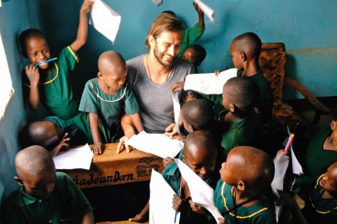 &Tau;έ&sigma;&sigma;&epsilon;&rho;&iota;&sigmaf; &Kappa;ύ&pi;&rho;&iota;&omicron;&iota; &epsilon;&theta;&epsilon;&lambda;&omicron;&nu;&tau;έ&sigmaf; &tau;&alpha;&xi;&iota;&delta;&epsilon;ύ&omicron;&upsilon;&nu; &sigma;&tau;&eta;&nu; &Tau;&alpha;&nu;&zeta;&alpha;&nu;ί&alpha;