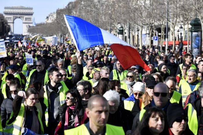 Σχεδόν 12 χιλιάδες κίτρινα γιλέκα διαδήλωσαν σε όλη τη Γαλλία