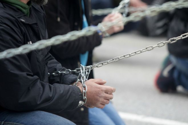 &Sigma;&upsilon;&mu;&beta;&alpha;ί&nu;&epsilon;&iota; &sigma;&tau;&eta;&nu; &Epsilon;&lambda;&lambda;ά&delta;&alpha;: &Sigma;&tau;&omicron; &laquo;&alpha;&pi;ό&sigma;&pi;&alpha;&sigma;&mu;&alpha;&raquo; &omicron;&iota; &sigma;&upsilon;&lambda;&lambda;&omicron;&gamma;&iota;&kappa;έ&sigmaf; &sigma;&upsilon;&mu;&beta;ά&sigma;&epsilon;&iota;&sigmaf;, &sigma;&tau;&alpha; &laquo;&tau;ά&rho;&tau;&alpha;&rho;&alpha;&raquo; &omicron;&iota; &mu;&iota;&sigma;&theta;&omicron;ί...