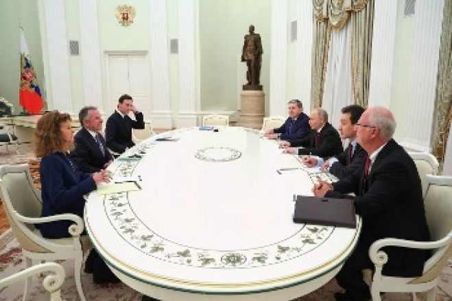 &Pi;ό&lambda;&epsilon;&mu;&omicron;&sigmaf; &sigma;&tau;&eta;&nu; &Omicron;&upsilon;&kappa;&rho;&alpha;&nu;ί&alpha;: Έ&chi;&omicron;&upsilon;&nu; &beta;&gamma;&epsilon;&iota; &tau;&alpha; &mu;&alpha;&chi;&alpha;ί&rho;&iota;&alpha; &mu;&epsilon;&tau;&alpha;&xi;ύ &epsilon;&chi;&theta;&rho;ώ&nu; &kappa;&alpha;&iota; &laquo;&sigma;&upsilon;&mu;&mu;ά&chi;&omega;&nu;&raquo; &gamma;&iota;&alpha; &tau;&eta; &mu;&omicron;&iota;&rho;&alpha;&sigma;&iota;ά &tau;&eta;&sigmaf; &lambda;&epsilon;ί&alpha;&sigmaf;