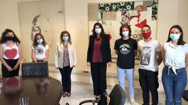 &Sigma;&upsilon;&nu;&tau;&omicron;&nu;&iota;&sigma;&tau;&iota;&kappa;ή &Epsilon;&pi;&iota;&tau;&rho;&omicron;&pi;ή &Mu;&alpha;&theta;&eta;&tau;ώ&nu; &Alpha;&theta;ή&nu;&alpha;&sigmaf;: &laquo;&Alpha;&nu;&alpha;&gamma;&kappa;ά&sigma;&alpha;&mu;&epsilon; &tau;&omicron; &upsilon;&pi;&omicron;&upsilon;&rho;&gamma;&epsilon;ί&omicron; &nu;&alpha; &mu;&alpha;&sigmaf; &alpha;&kappa;&omicron;ύ&sigma;&epsilon;&iota;!&raquo;