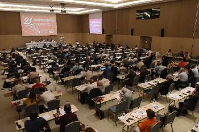&Mu;&pi;&rho;&omicron;&sigma;&tau;ά &sigma;&tau;&eta;&nu; 22&eta; &Delta;&iota;&epsilon;&theta;&nu;ή &Sigma;&upsilon;&nu;ά&nu;&tau;&eta;&sigma;&eta; &tau;&omega;&nu; &Kappa;&omicron;&mu;&mu;&omicron;&upsilon;&nu;&iota;&sigma;&tau;&iota;&kappa;ώ&nu; &kappa;&alpha;&iota; &Epsilon;&rho;&gamma;&alpha;&tau;&iota;&kappa;ώ&nu; &Kappa;&omicron;&mu;&mu;ά&tau;&omega;&nu;