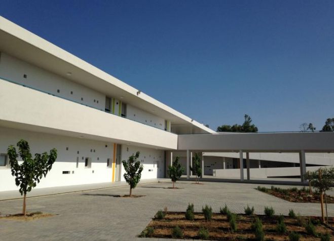 &Kappa;ύ&pi;&rho;&omicron;&sigmaf;: &Epsilon;&kappa;&tau;ό&sigmaf; &tau;&omega;&nu; &delta;ύ&omicron; &pi;&rho;ώ&tau;&omega;&nu; &phi;ά&sigma;&epsilon;&omega;&nu; &chi;&alpha;&lambda;ά&rho;&omega;&sigma;&eta;&sigmaf; &mu;έ&tau;&rho;&omega;&nu; &eta; &epsilon;&kappa;&pi;&alpha;ί&delta;&epsilon;&upsilon;&sigma;&eta;