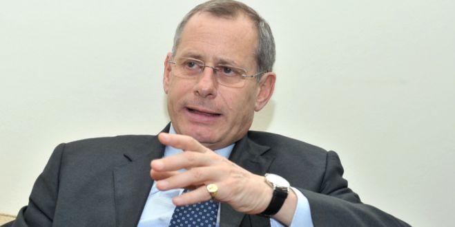 &Alpha;&lambda;έ&xi;&alpha;&nu;&delta;&rho;&omicron;&sigmaf; &Zeta;ή&nu;&omega;&nu;: &Sigma;&tau;&alpha;&mu;&alpha;&tau;ή&sigma;&alpha;&mu;&epsilon; 18 &epsilon;&nu; &delta;&upsilon;&nu;ά&mu;&epsilon;&iota; &tau;&rho;&omicron;&mu;&omicron;&kappa;&rho;ά&tau;&epsilon;&sigmaf;