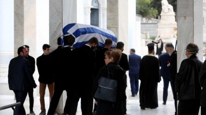 &Epsilon;&lambda;&lambda;ά&delta;&alpha;: &Tau;&omicron; &tau;&epsilon;&lambda;&epsilon;&upsilon;&tau;&alpha;ί&omicron; &alpha;&nu;&tau;ί&omicron; &sigma;&tau;&omicron;&nu; &Mu;&alpha;&nu;ώ&lambda;&eta; &Gamma;&lambda;έ&zeta;&omicron;