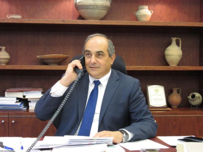 &Tau;&eta;&nu; &Pi;&alpha;&rho;&alpha;&sigma;&kappa;&epsilon;&upsilon;ή &tau;&omicron; &pi;&rho;&omega;ί &sigma;&tau;&eta; &Beta;&omicron;&upsilon;&lambda;ή &omicron; &phi;ά&kappa;&epsilon;&lambda;&omicron;&sigmaf; &tau;&eta;&sigmaf; &Kappa;ύ&pi;&rho;&omicron;&upsilon;