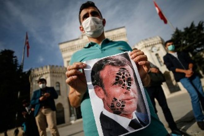 &Gamma;&alpha;&lambda;&lambda;ί&alpha; - &Tau;&omicron;&upsilon;&rho;&kappa;ί&alpha;: &Eta; &alpha;&nu;&tau;&iota;&pi;&alpha;&rho;ά&theta;&epsilon;&sigma;&eta; &epsilon;ί&nu;&alpha;&iota; &beta;&alpha;&theta;ύ&tau;&epsilon;&rho;&eta; &alpha;&pi;ό &tau;&omicron;&nu; &pi;&alpha;&rho;&omicron;&upsilon;&sigma;&iota;&alpha;&zeta;ό&mu;&epsilon;&nu;&omicron; &laquo;&pi;ό&lambda;&epsilon;&mu;&omicron; &pi;&omicron;&lambda;&iota;&tau;&iota;&sigma;&mu;ώ&nu;&raquo;