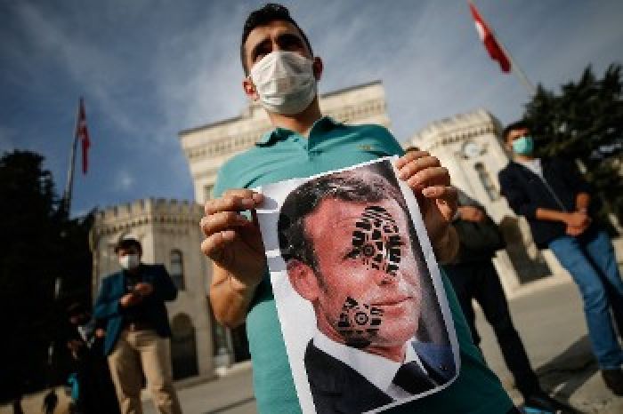 &Gamma;&alpha;&lambda;&lambda;ί&alpha; - &Tau;&omicron;&upsilon;&rho;&kappa;ί&alpha;: &Eta; &alpha;&nu;&tau;&iota;&pi;&alpha;&rho;ά&theta;&epsilon;&sigma;&eta; &epsilon;ί&nu;&alpha;&iota; &beta;&alpha;&theta;ύ&tau;&epsilon;&rho;&eta; &alpha;&pi;ό &tau;&omicron;&nu; &pi;&alpha;&rho;&omicron;&upsilon;&sigma;&iota;&alpha;&zeta;ό&mu;&epsilon;&nu;&omicron; &laquo;&pi;ό&lambda;&epsilon;&mu;&omicron; &pi;&omicron;&lambda;&iota;&tau;&iota;&sigma;&mu;ώ&nu;&raquo;