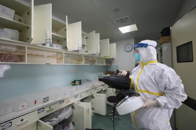 &Kappa;ύ&pi;&rho;&omicron;&sigmaf;: &Tau;έ&sigma;&sigma;&epsilon;&rho;&alpha; &nu;έ&alpha; &theta;&epsilon;&tau;&iota;&kappa;ά &kappa;&rho;&omicron;ύ&sigma;&mu;&alpha;&tau;&alpha; &kappa;&omicron;&rho;&omega;&nu;&omicron;ϊ&omicron;ύ