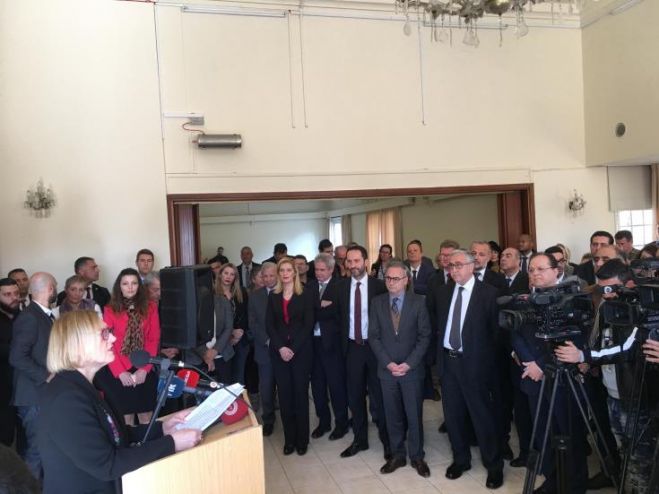 &Nu;&alpha; &sigma;&upsilon;&nu;&epsilon;&chi;ί&sigma;&omicron;&upsilon;&nu; &tau;&eta; &sigma;&upsilon;&nu;&epsilon;&rho;&gamma;&alpha;&sigma;ί&alpha; &mu;&epsilon; &Lambda;&omicron;&upsilon;&tau;, &kappa;ά&lambda;&epsilon;&sigma;&epsilon; &tau;&iota;&sigmaf; &delta;ύ&omicron; &pi;&lambda;&epsilon;&upsilon;&rho;έ&sigmaf; &eta; &Sigma;&pi;έ&chi;&alpha;&rho;
