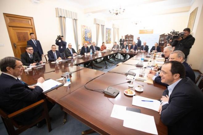 &Gamma;&iota;&alpha; &epsilon;&pi;&tau;ά &eta;&mu;έ&rho;&epsilon;&sigmaf; &kappa;&lambda;&epsilon;ί&nu;&omicron;&upsilon;&nu; &tau;έ&sigma;&sigma;&epsilon;&rho;&alpha; &omicron;&delta;&omicron;&phi;&rho;ά&gamma;&mu;&alpha;&tau;&alpha;, &lambda;ό&gamma;&omega; &kappa;&omicron;&rho;&omega;&nu;&omicron;ϊ&omicron;ύ...