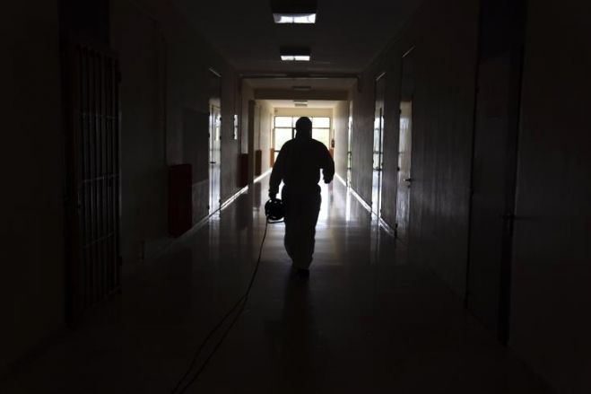 &Kappa;ύ&pi;&rho;&omicron;&sigmaf;: E&pi;&tau;ά ά&tau;&omicron;&mu;&alpha; &sigma;&tau;&eta;&nu; &epsilon;&nu;&tau;&alpha;&tau;&iota;&kappa;ή &mu;&epsilon; &kappa;&omicron;&rho;&omega;&nu;&omicron;ϊό, &delta;ύ&omicron; &mu;&epsilon; &alpha;&upsilon;&xi;&eta;&mu;έ&nu;&epsilon;&sigmaf; &alpha;&nu;ά&gamma;&kappa;&epsilon;&sigmaf; &omicron;&xi;&upsilon;&gamma;ό&nu;&omicron;&upsilon;