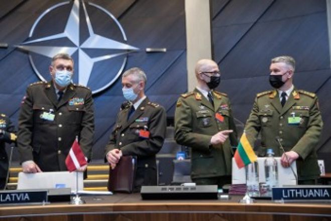 &Sigma;&tau;&rho;&alpha;&tau;&iota;&omega;&tau;&iota;&kappa;ή &Epsilon;&pi;&iota;&tau;&rho;&omicron;&pi;ή &Nu;&Alpha;&Tau;&Omicron;: &Sigma;&tau;&eta;&nu; &Alpha;&theta;ή&nu;&alpha; &omicron;&iota; &epsilon;&pi;ό&mu;&epsilon;&nu;&epsilon;&sigmaf; &alpha;&pi;&omicron;&phi;ά&sigma;&epsilon;&iota;&sigmaf; - &mu;&pi;&alpha;&rho;&omicron;ύ&tau;&iota; &sigma;&tau;&eta;&nu; &kappa;ό&nu;&tau;&rho;&alpha; &mu;&epsilon; ά&lambda;&lambda;&alpha; &kappa;έ&nu;&tau;&rho;&alpha;