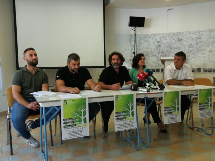 &Epsilon;/&kappa; &kappa;&alpha;&iota; &Tau;/&kappa; &epsilon;&kappa;&pi;&alpha;&iota;&delta;&epsilon;&upsilon;&tau;&iota;&kappa;&omicron;ί &gamma;&iota;&omicron;&rho;&tau;ά&zeta;&omicron;&upsilon;&nu; &mu;&alpha;&zeta;ί &tau;&eta;&nu; &Eta;&mu;έ&rho;&alpha; &tau;&omicron;&upsilon; &Epsilon;&kappa;&pi;&alpha;&iota;&delta;&epsilon;&upsilon;&tau;&iota;&kappa;&omicron;ύ