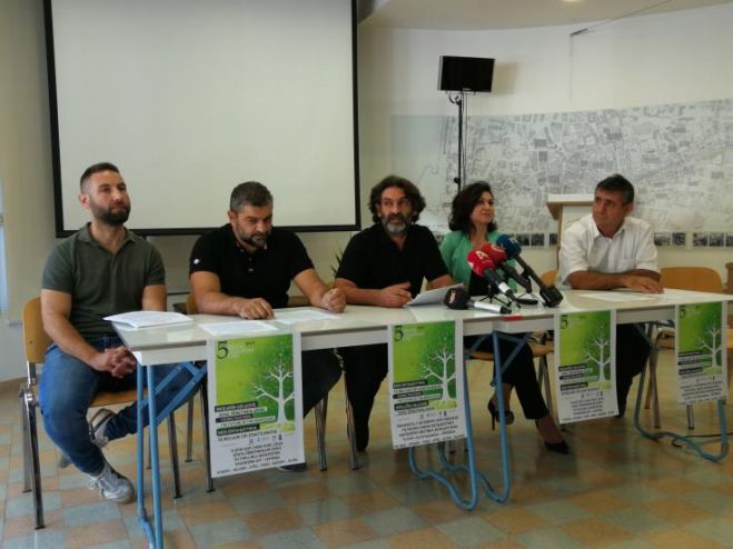 &Epsilon;/&kappa; &kappa;&alpha;&iota; &Tau;/&kappa; &epsilon;&kappa;&pi;&alpha;&iota;&delta;&epsilon;&upsilon;&tau;&iota;&kappa;&omicron;ί &gamma;&iota;&omicron;&rho;&tau;ά&zeta;&omicron;&upsilon;&nu; &mu;&alpha;&zeta;ί &tau;&eta;&nu; &Eta;&mu;έ&rho;&alpha; &tau;&omicron;&upsilon; &Epsilon;&kappa;&pi;&alpha;&iota;&delta;&epsilon;&upsilon;&tau;&iota;&kappa;&omicron;ύ