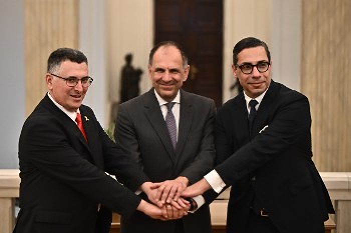 &Tau;&rho;&iota;&mu;&epsilon;&rho;ή&sigmaf; &Epsilon;&lambda;&lambda;ά&delta;&alpha;&sigmaf; - &Kappa;ύ&pi;&rho;&omicron;&upsilon; - &Iota;&sigma;&rho;&alpha;ή&lambda;: &Kappa;&omicron;&iota;&nu;ά &sigma;&chi;έ&delta;&iota;&alpha; &mu;&epsilon; &tau;&omicron; &kappa;&rho;ά&tau;&omicron;&sigmaf; - &delta;&omicron;&lambda;&omicron;&phi;ό&nu;&omicron; &kappa;&alpha;&iota; &tau;&eta;&nu; &kappa;&upsilon;&beta;έ&rho;&nu;&eta;&sigma;&eta; &Tau;&rho;&alpha;&mu;&pi;