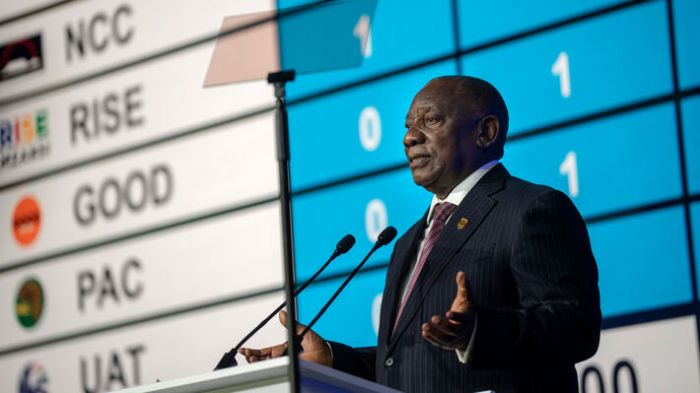 &Eta;&Pi;&Alpha;: &Omicron; &pi;&rho;ό&epsilon;&delta;&rho;&omicron;&sigmaf; &Nu;&tau;ό&nu;&alpha;&lambda;&nu;&tau; &Tau;&rho;&alpha;&mu;&pi; &pi;&alpha;&gamma;ώ&nu;&epsilon;&iota; &kappa;ά&theta;&epsilon; &laquo;&beta;&omicron;ή&theta;&epsilon;&iota;&alpha;&raquo; &sigma;&tau;&eta; &Nu;ό&tau;&iota;&alpha; &Alpha;&phi;&rho;&iota;&kappa;ή