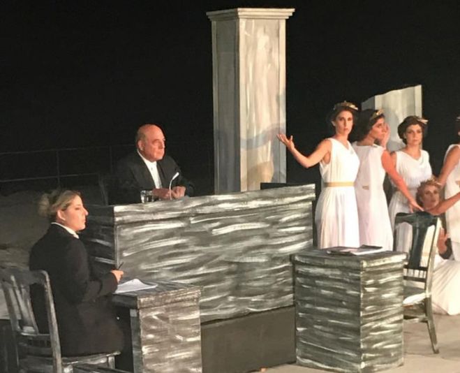 &Mu;&iota;&alpha; &sigma;ύ&gamma;&chi;&rho;&omicron;&nu;&eta; &kappa;&alpha;&iota;... &alpha;&lambda;&lambda;&iota;ώ&tau;&iota;&kappa;&eta; &ldquo;&delta;ί&kappa;&eta;&rdquo; &tau;&omicron;&upsilon; &Sigma;&omega;&kappa;&rho;ά&tau;&eta;