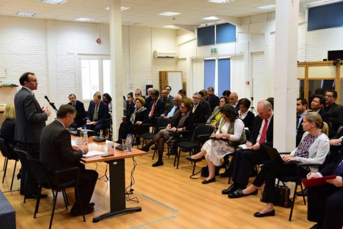 &Gamma;&iota;&alpha; &tau;&iota;&sigmaf; &epsilon;&xi;&epsilon;&lambda;ί&xi;&epsilon;&iota;&sigmaf; &sigma;&tau;&omicron; &Kappa;&upsilon;&pi;&rho;&iota;&alpha;&kappa;ό &epsilon;&nu;&eta;&mu;έ&rho;&omega;&sigma;&epsilon; &omicron; Έ&iota;&nu;&tau;&epsilon; &tau;&omicron;&upsilon;&sigmaf; &delta;&iota;&pi;&lambda;&omega;&mu;ά&tau;&epsilon;&sigmaf; &sigma;&tau;&eta;&nu; &Kappa;ύ&pi;&rho;&omicron;