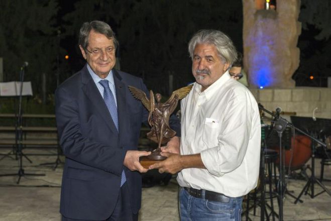 &Eta; &ldquo;&tau;&upsilon;&rho;&alpha;&nu;&nu;ί&alpha;&rdquo; &tau;&eta;&sigmaf; &delta;&eta;&mu;ό&sigma;&iota;&alpha;&sigmaf; &upsilon;&pi;&eta;&rho;&epsilon;&sigma;ί&alpha;&sigmaf; &epsilon;&pi;ί &tau;&omega;&nu; &pi;&omicron;&lambda;&iota;&tau;ώ&nu; &kappa;&alpha;&iota; &omicron; &ldquo;&tau;ύ&rho;&alpha;&nu;&nu;&omicron;&sigmaf;&rdquo; &pi;&rho;ό&epsilon;&delta;&rho;&omicron;&sigmaf; &Alpha;&nu;&alpha;&sigma;&tau;&alpha;&sigma;&iota;ά&delta;&eta;&sigmaf;