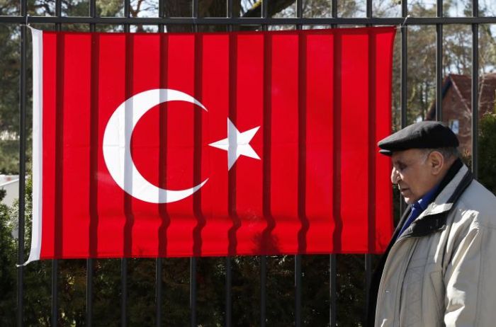 &Delta;ί&kappa;&tau;&upsilon;&omicron; &pi;&alpha;&rho;&alpha;&kappa;&omicron;&lambda;&omicron;ύ&theta;&eta;&sigma;&eta;&sigmaf; &Tau;&omicron;ύ&rho;&kappa;&omega;&nu; &pi;&omicron;&upsilon; &zeta;&omicron;&upsilon;&nu; &sigma;&tau;&eta; &Gamma;&epsilon;&rho;&mu;&alpha;&nu;ί&alpha;