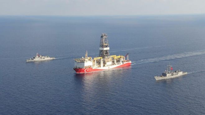 &Alpha;&nu;&alpha;&tau;&omicron;&lambda;&iota;&kappa;ή &Mu;&rho;&sigma;ό&gamma;&epsilon;&iota;&omicron;&sigmaf;: &laquo;&Tau;&rho;έ&chi;&omicron;&upsilon;&nu;&raquo; &omicron;&iota; &epsilon;&pi;&iota;&kappa;ί&nu;&delta;&upsilon;&nu;&omicron;&iota; &sigma;&chi;&epsilon;&delta;&iota;&alpha;&sigma;&mu;&omicron;ί &kappa;&alpha;&iota; &tau;&alpha; &pi;&alpha;&zeta;ά&rho;&iota;&alpha;, &mu;&epsilon; &epsilon;&pi;ί&delta;&iota;&kappa;&omicron; &tau;&eta; &Nu;&Alpha;&Tau;&Omicron;&iota;&kappa;ή &sigma;&upsilon;&nu;&omicron;&chi;ή &kappa;&alpha;&iota; &tau;&eta;&nu; &epsilon;&nu;&epsilon;&rho;&gamma;&epsilon;&iota;&alpha;&kappa;ή &lambda;&epsilon;ί&alpha;