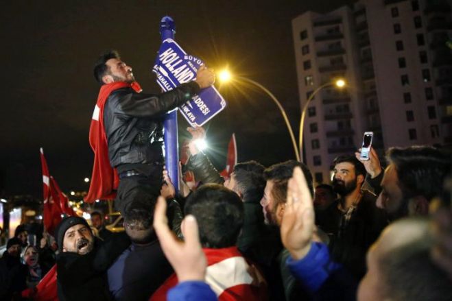 &Eta; &alpha;&nu;&tau;&iota;&pi;&alpha;&rho;ά&theta;&epsilon;&sigma;&eta; &Tau;&omicron;&upsilon;&rho;&kappa;ί&alpha;&sigmaf; - &Epsilon;&Epsilon; &sigma;&tau;&omicron; &rho;&epsilon;&upsilon;&sigma;&tau;ό &pi;&lambda;&alpha;ί&sigma;&iota;&omicron; &epsilon;&nu;&delta;&omicron;ϊ&mu;&pi;&epsilon;&rho;&iota;&alpha;&lambda;&iota;&sigma;&tau;&iota;&kappa;ώ&nu; &alpha;&nu;&tau;&alpha;&gamma;&omega;&nu;&iota;&sigma;&mu;ώ&nu;