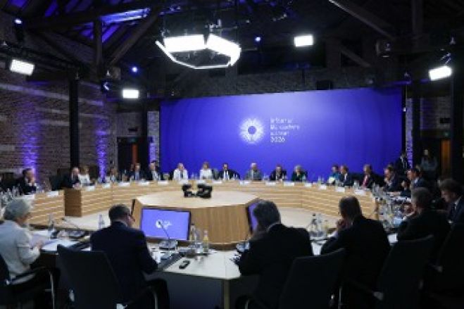 &Sigma;ύ&nu;&omicron;&delta;&omicron;&sigmaf; &Epsilon;&Epsilon; &gamma;&iota;&alpha; &Alpha;&nu;&tau;&alpha;&gamma;&omega;&nu;&iota;&sigma;&tau;&iota;&kappa;ό&tau;&eta;&tau;&alpha;: &laquo;&Mu;ί&alpha; &Epsilon;&upsilon;&rho;ώ&pi;&eta;, &mu;ί&alpha; &alpha;&gamma;&omicron;&rho;ά&raquo;... &alpha;&nu;&tau;&iota;&kappa;&rho;&omicron;&upsilon;ό&mu;&epsilon;&nu;&omega;&nu; &omicron;&iota;&kappa;&omicron;&nu;&omicron;&mu;&iota;&kappa;ώ&nu; &kappa;&alpha;&iota; &gamma;&epsilon;&omega;&pi;&omicron;&lambda;&iota;&tau;&iota;&kappa;ώ&nu; &sigma;&upsilon;&mu;&phi;&epsilon;&rho;ό&nu;&tau;&omega;&nu;